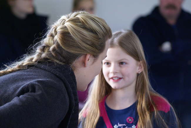 Annika - gespannt lauscht sie Birgit Bischoffs Worten