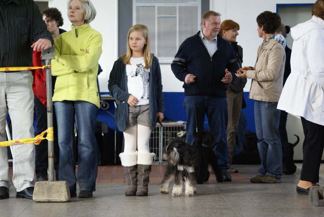 Lina mit Kenny und Oma